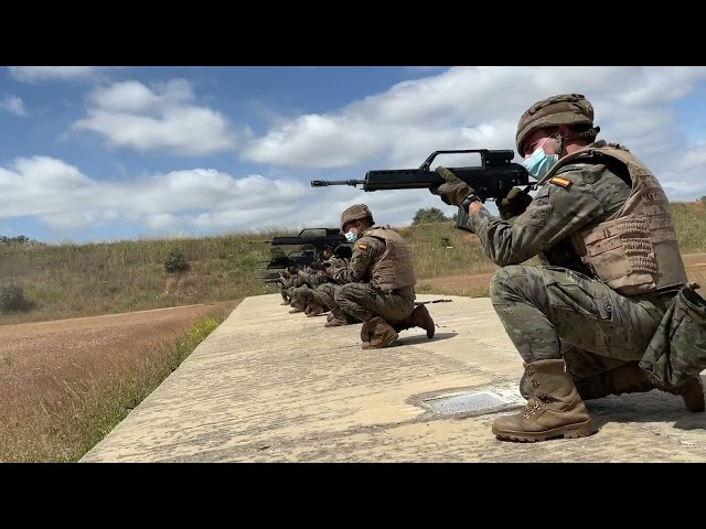 Ingenieros militares realizan una espectacular mascletá con explosivos