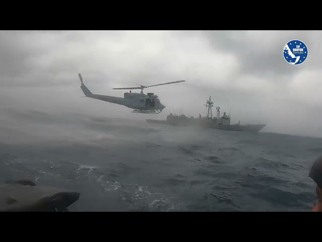 El helicóptero Agusta-Bell AB-212 de la Armada Española realiza un ejercicio de entrenamiento SAR