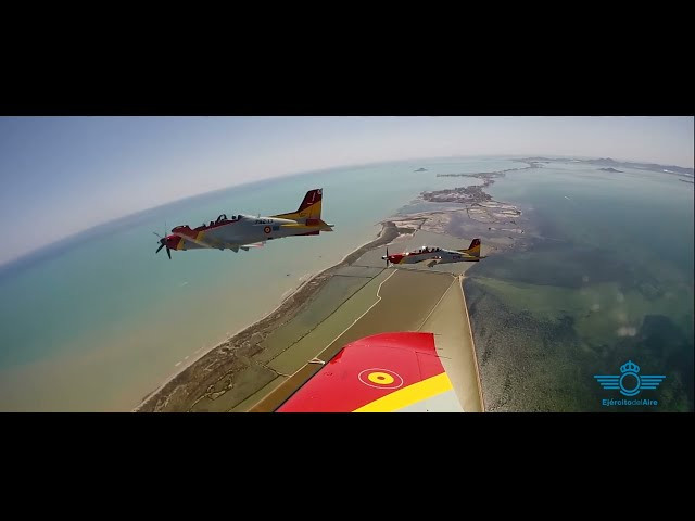 El Ejército del Aire muestra sus nuevos entrenadores PC-21 en pleno vuelo