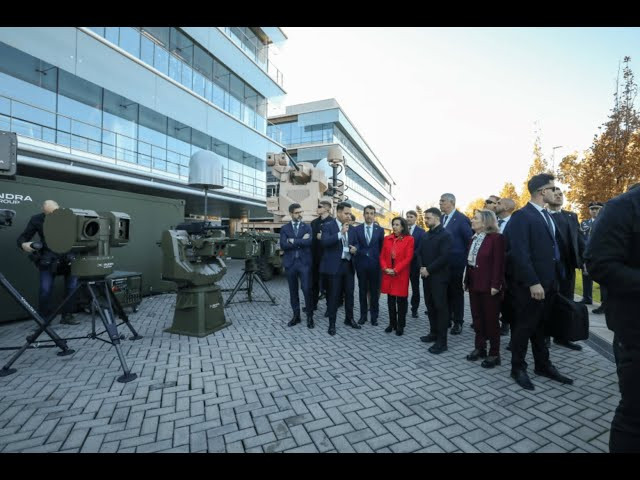 Indra muestra a Zelenski el radar LTR-25 de vigilancia aérea y el sistema antidrón Aracne